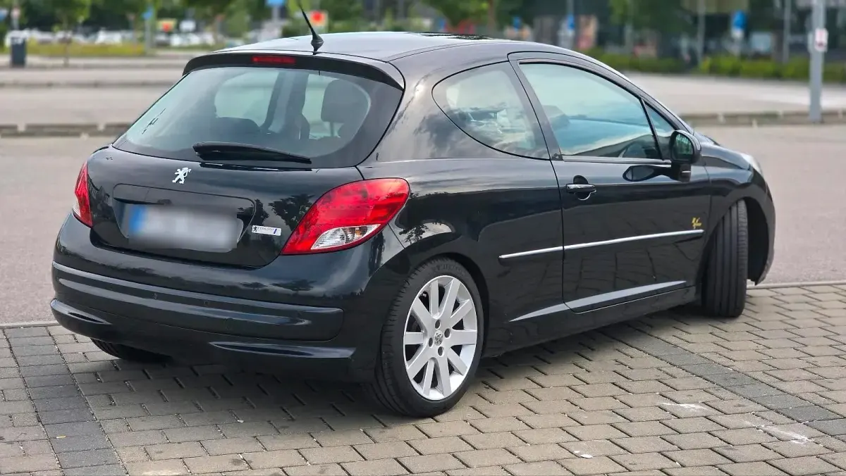 Gebraucht Peugeot 207 95 PS (69 kW) 2011 Schwarz Kleinwagen