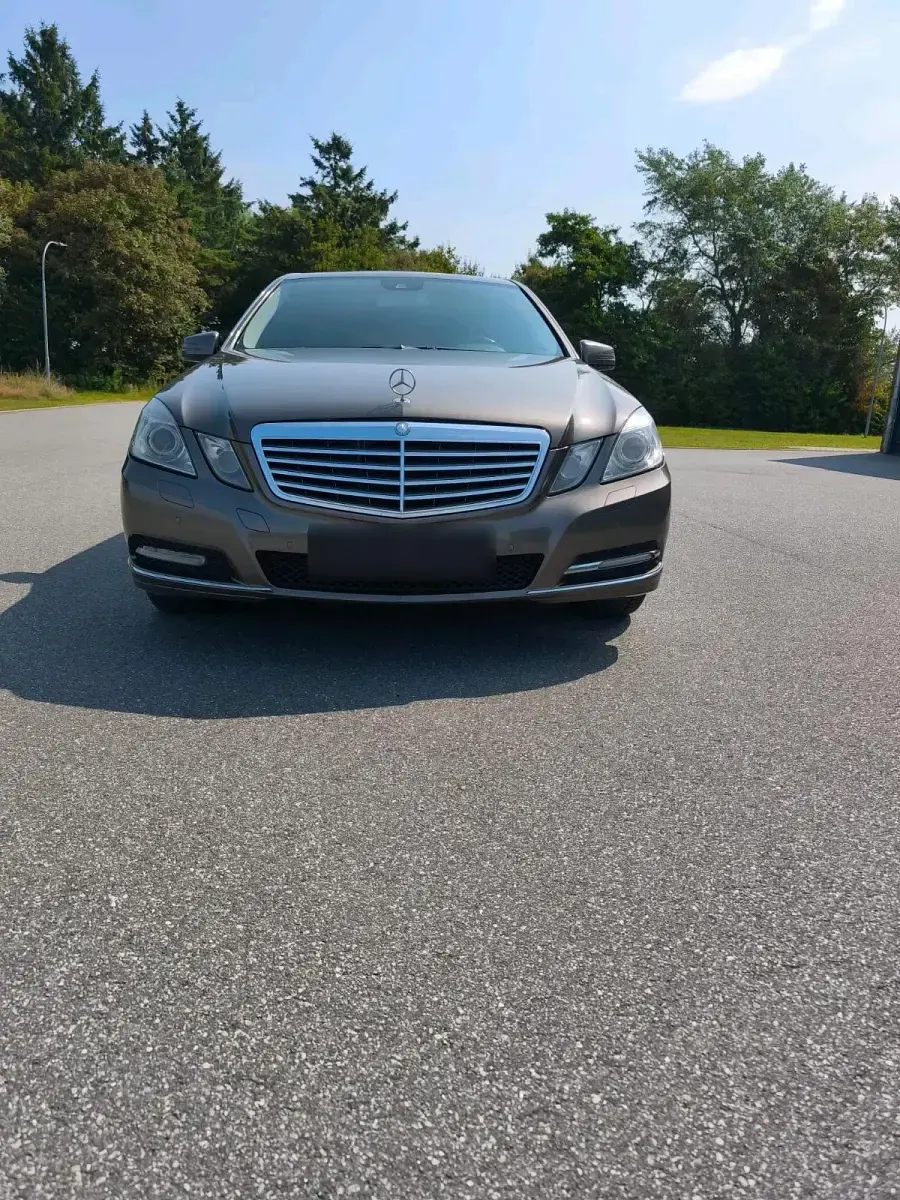 Gebraucht Mercedes E220 170 PS (125 kW) 2013 Braun Limousine