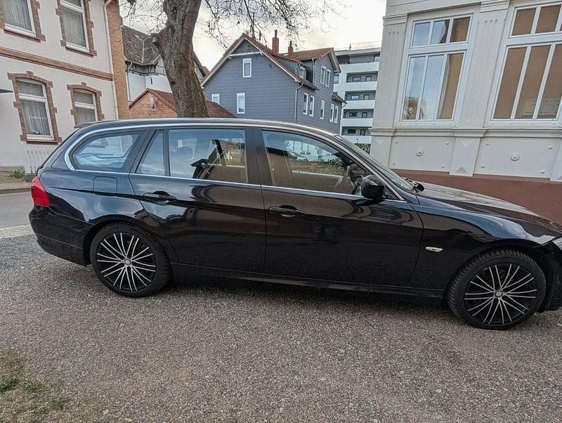Gebraucht BMW 320 184 PS (135 kW) 2010 Schwarz Kombi