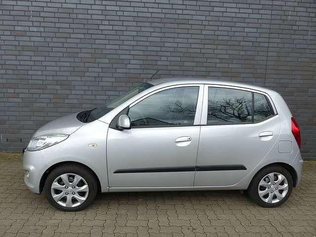 Silber Gebraucht 2013 Hyundai i10 Style Kleinwagen | 9.495 € (Teuer) - Bild 1/4