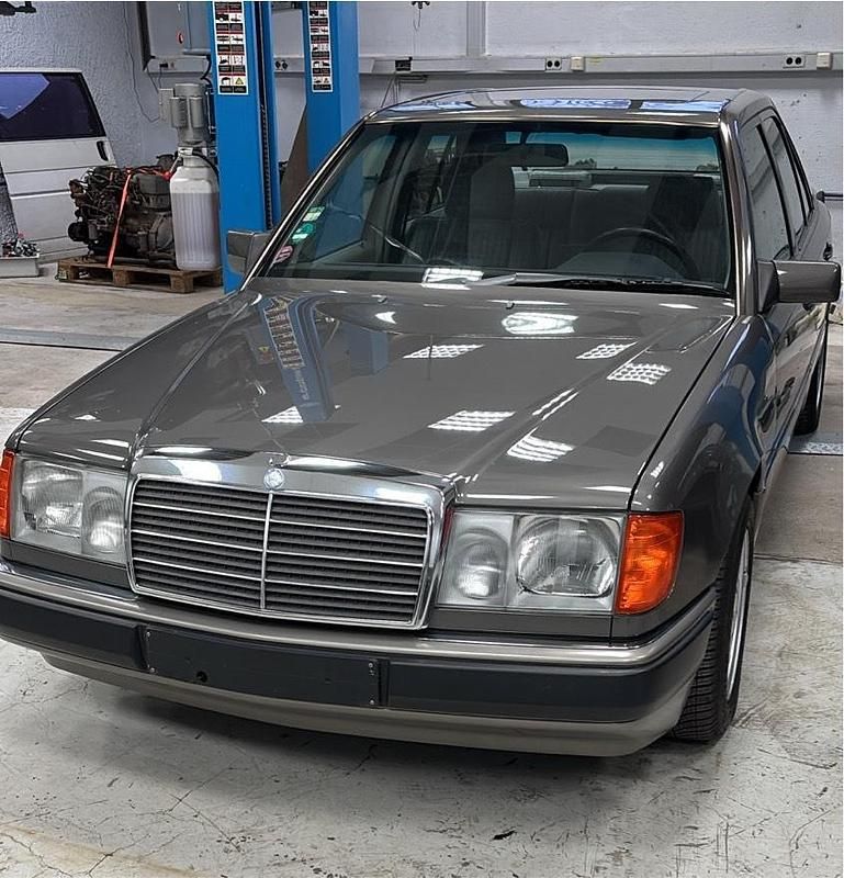 Grau Gebraucht 1990 Mercedes E300 Limousine | 8.000 € - Bild 1/4