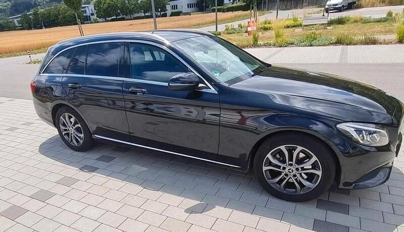 Schwarz Gebraucht 2018 Mercedes C220 Avantgarde Kombi | 18.000 € (Etwas zu teuer) - Bild 1/4
