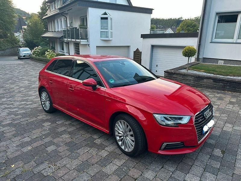 Rot Gebraucht 2017 Audi A3 Sportback e-tron Ambiente Limousine | 16.999 € (Fairer Preis) - Bild 1/4