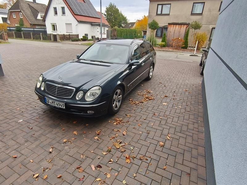Schwarz Gebraucht 2004 Mercedes E320 Avantgarde Kombi | 3.690 € (Guter Preis) - Bild 1/4