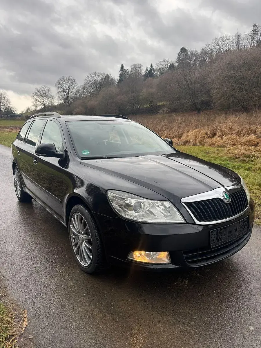 Gebraucht Skoda Octavia Ambition 105 PS (77 kW) 2012 Schwarz Kombi