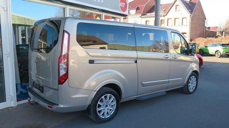 Gebraucht Ford Tourneo Titanium 170 PS (125 kW) 2017 Silber Van / Kleinbus