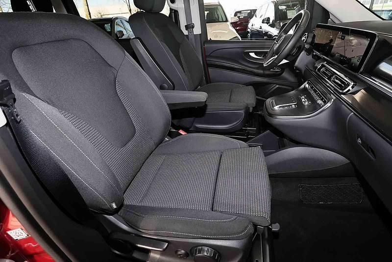 Gebraucht Mercedes E250 Style 140 PS (102 kW) 2025 Hyazinthrot metallic Kombi