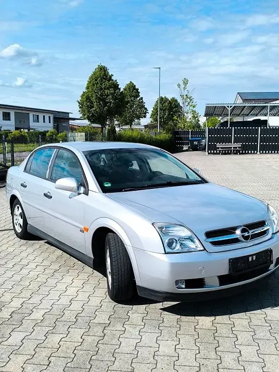 Begagnad Opel Vectra 122 HK (89 kW) 2003 Silver Sedan