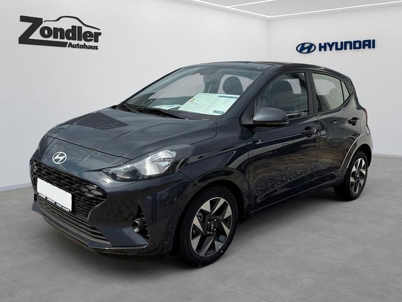 Grau Neu 2025 Hyundai i10 Trend Kleinwagen | 16.990 € (Guter Preis) - Bild 1/4