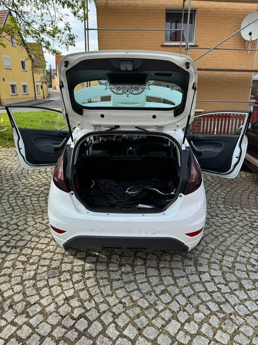 Gebraucht Ford Fiesta Ambiente 60 PS (44 kW) 2010 Weiß Limousine