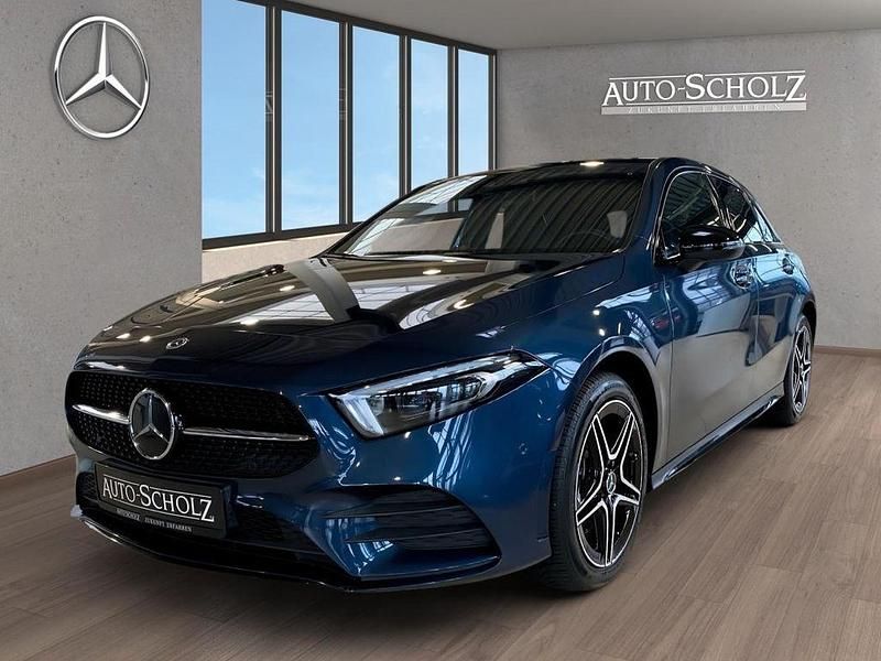 Blau Gebraucht 2020 Mercedes A250 AMG Limousine | 24.448 € (Guter Preis) - Bild 1/4