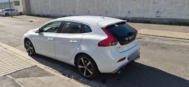 Gebraucht Volvo V40 R-Design 152 PS (111 kW) 2019 Weiß Limousine