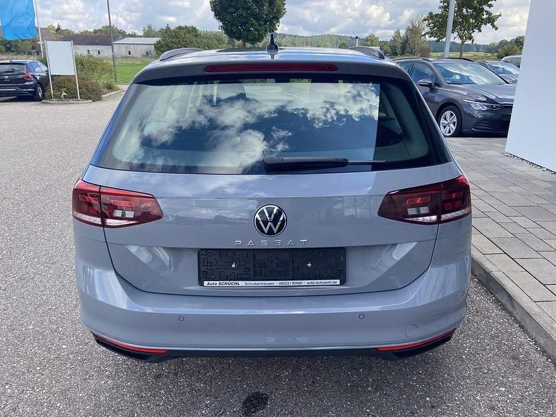 Gebraucht VW Passat 150 PS (110 kW) 2022 Mondsteingrau Kombi