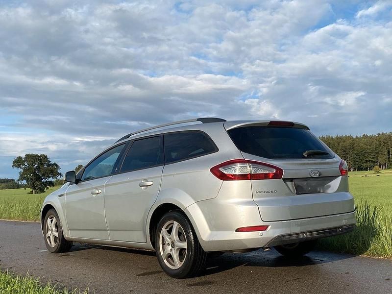 Gebraucht Ford Mondeo 116 PS (85 kW) 2011 Silber Limousine