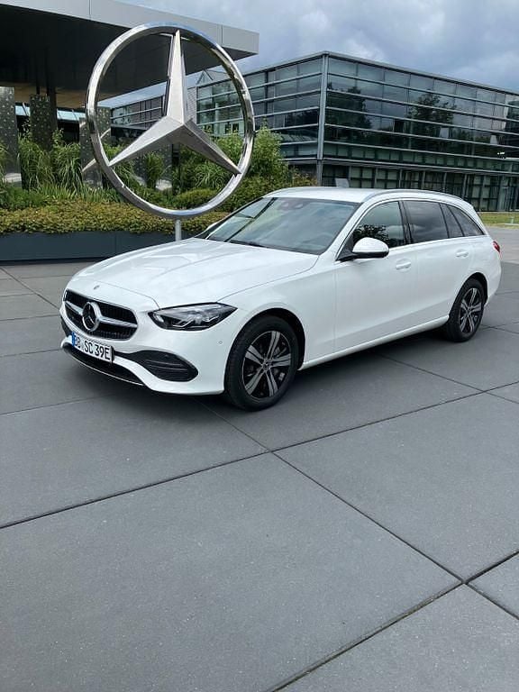 Weiß Gebraucht 2025 Mercedes C300e Avantgarde Kombi | 49.400 € (Teuer) - Bild 1/4