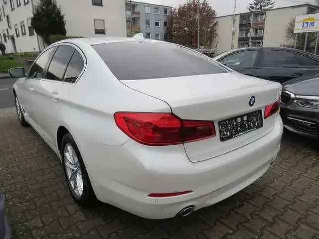 Gebraucht BMW 520 Sport Line 190 PS (139 kW) 2019 Mineralweiss metallic Limousine