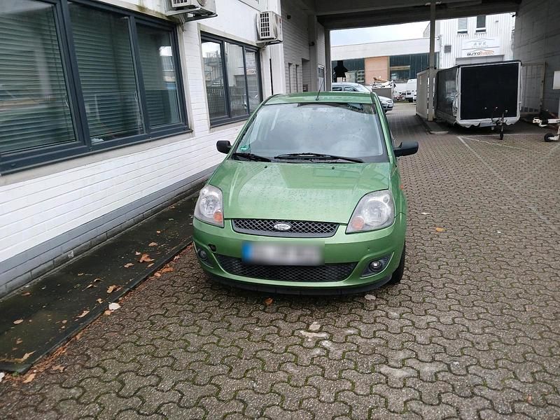 Grün Gebraucht 2007 Ford Fiesta Kleinwagen | 450 € - Bild 1/4