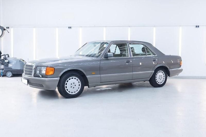 Grau Gebraucht 1987 Mercedes 500 SE Limousine | 33.500 € - Bild 1/4