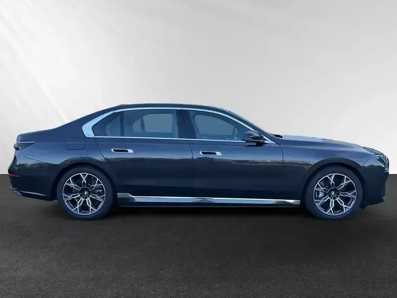 Gebraucht BMW 750e Executive 489 PS (359 kW) 2024 Sophistograu brillanteffekt metallic Limousine