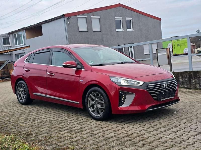 Gebraucht Hyundai Ioniq Premium 105 PS (77 kW) 2019 Fiery red / met Kleinwagen