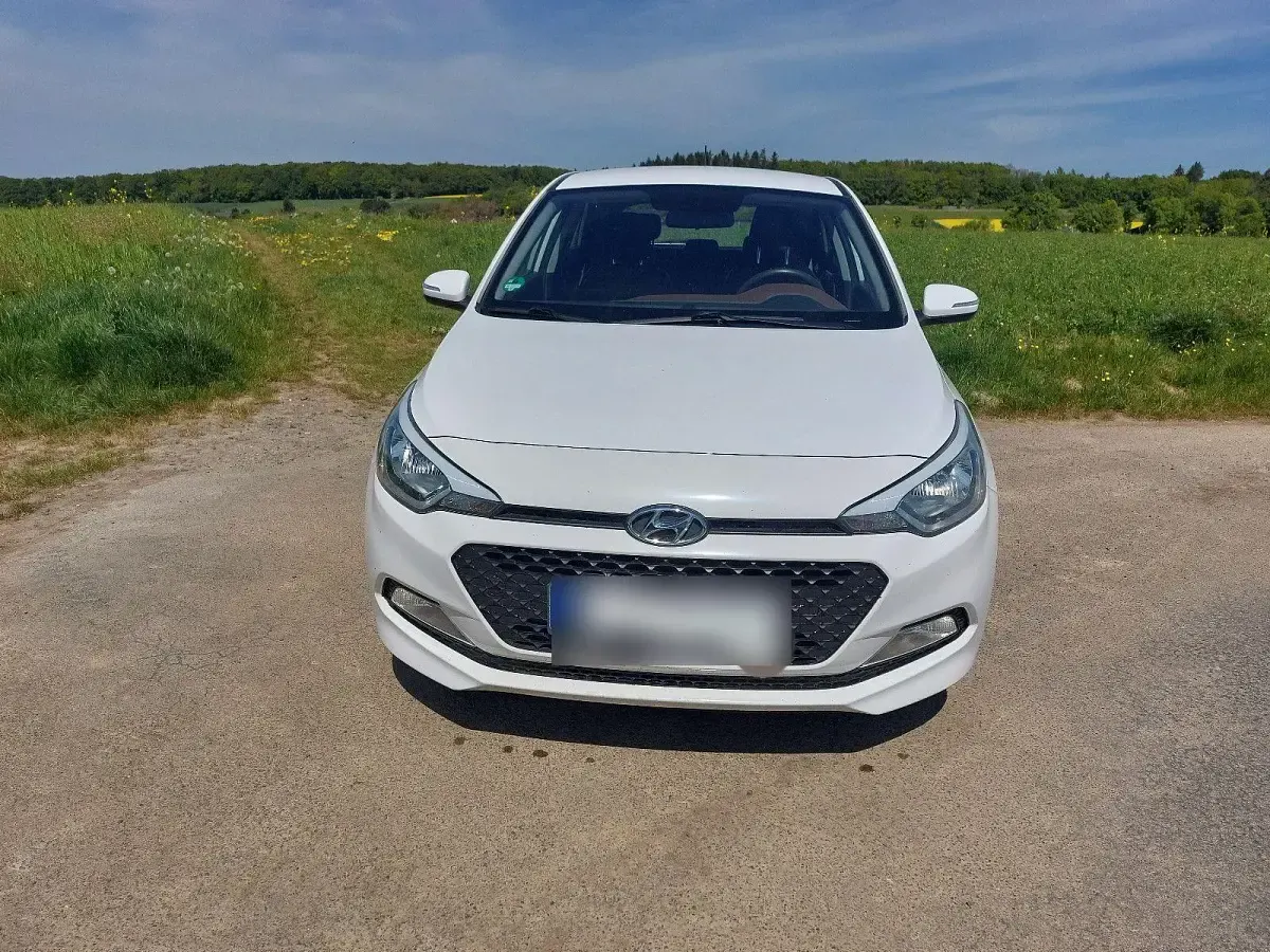 Gebraucht Hyundai i20 75 PS (55 kW) 2015 Weiß Kleinwagen
