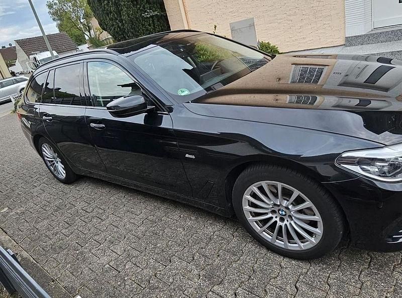 Schwarz Gebraucht 2017 BMW 520 Sport Line Kombi | 29.200 € (Teuer) - Bild 1/4