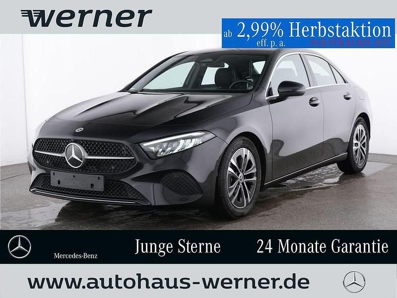 Lack kosmosschwarz (metallic) Gebraucht 2024 Mercedes A180 Advanced Limousine | 29.392 € (Fairer Preis) - Bild 1/4
