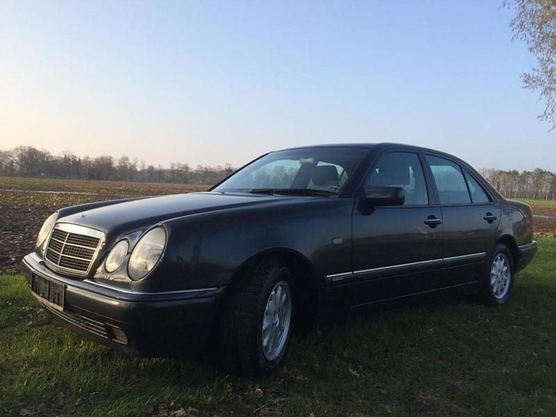 Schwarz Gebraucht 1998 Mercedes E230 Elegance Limousine | 2.999 € - Bild 1/4
