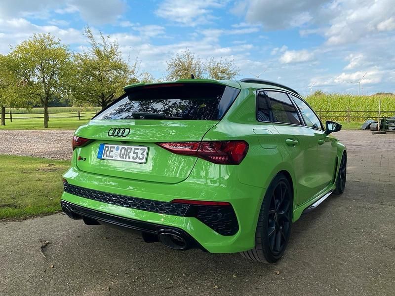 Grün Gebraucht 2023 Audi RS3 Ambiente Kleinwagen | 49.900 € (Superpreis) - Bild 1/4