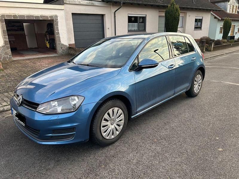 Blau Gebraucht 2013 VW Golf Trendline Limousine | 9.800 € (Fairer Preis) - Bild 1/4