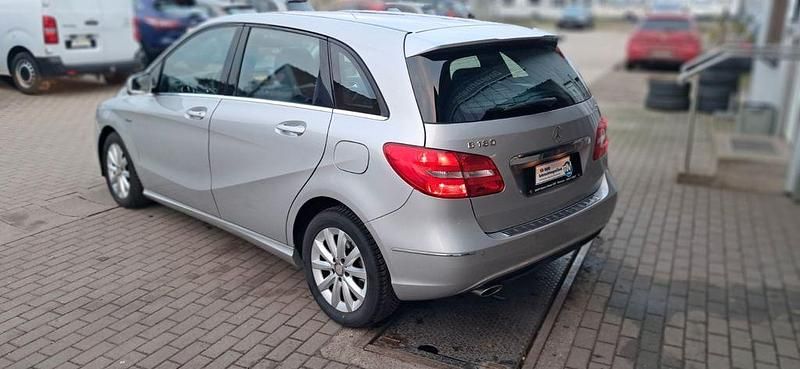 Gebraucht Mercedes B180 122 PS (89 kW) 2012 Polar silver  metallic paint Van / Kleinbus