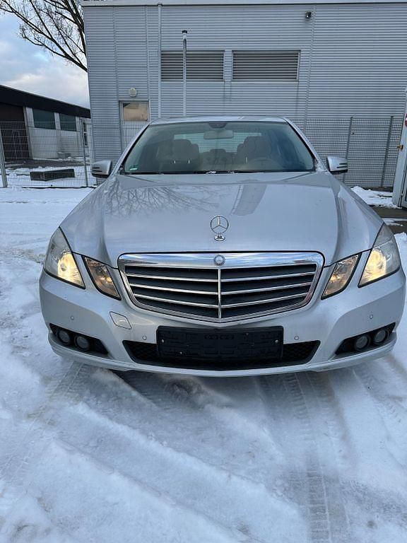 Silber Gebraucht 2010 Mercedes E220 Limousine | 7.100 € (Guter Preis) - Bild 1/4