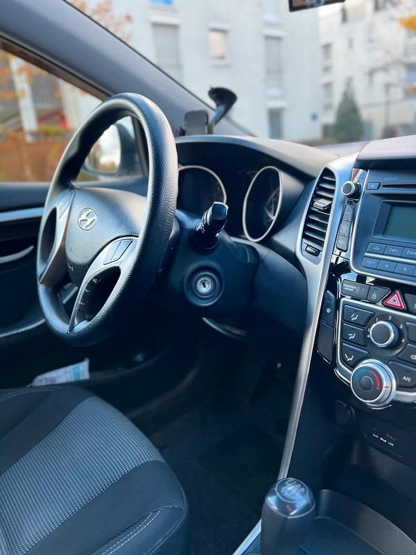 Weiß Gebraucht 2012 Hyundai i30 Kleinwagen | 6.400 € - Bild 1/4