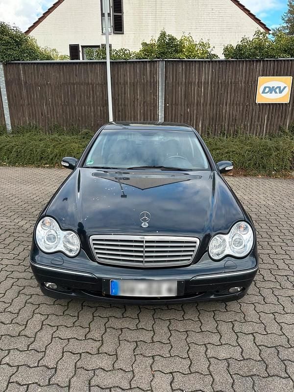 Blau Gebraucht 2002 Mercedes C200 Limousine | 2.000 € - Bild 1/4