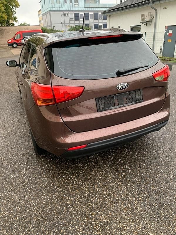 Braun Gebraucht 2012 Kia Ceed 2 Kombi | 6.950 € (Superpreis) - Bild 1/4