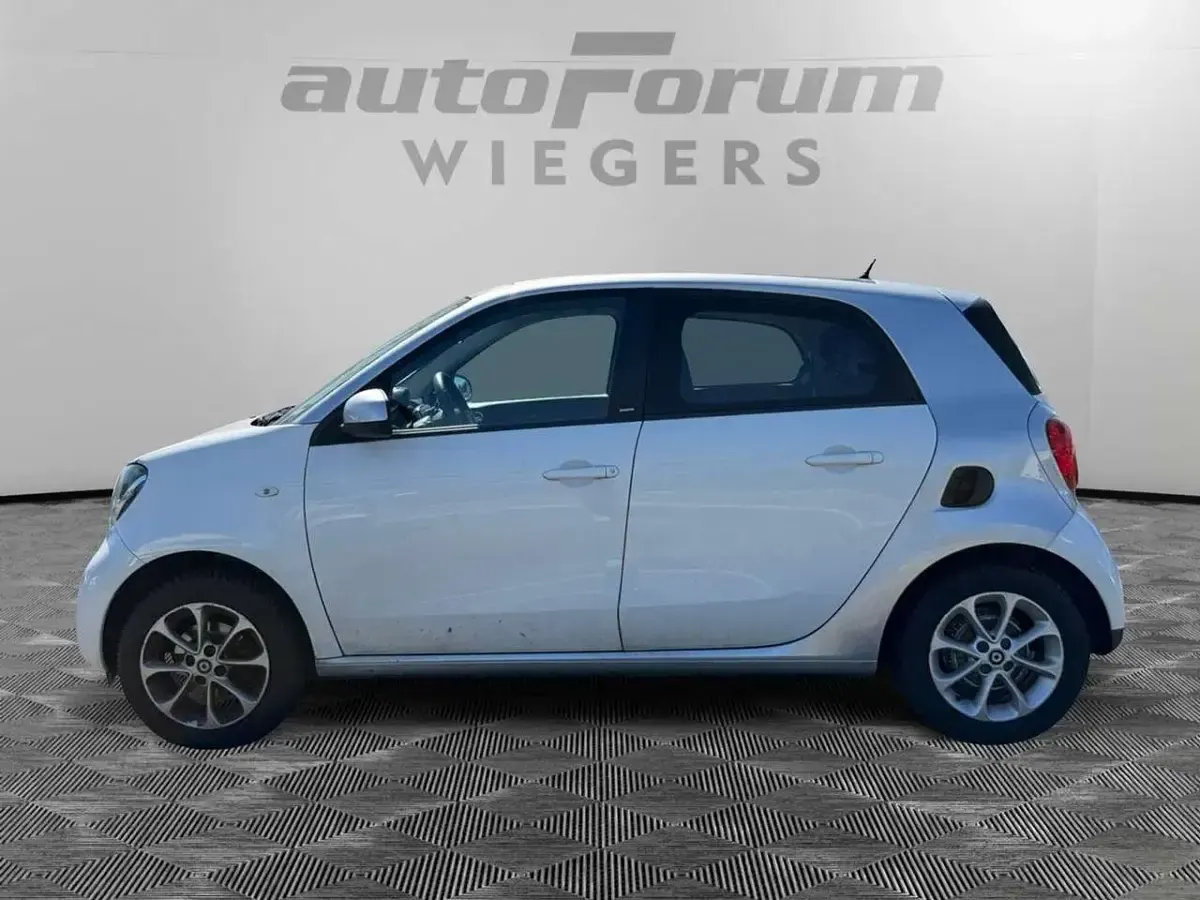 Używany Smart ForFour Passion 71 KM (52 kW) 2017 Biały Hatchback