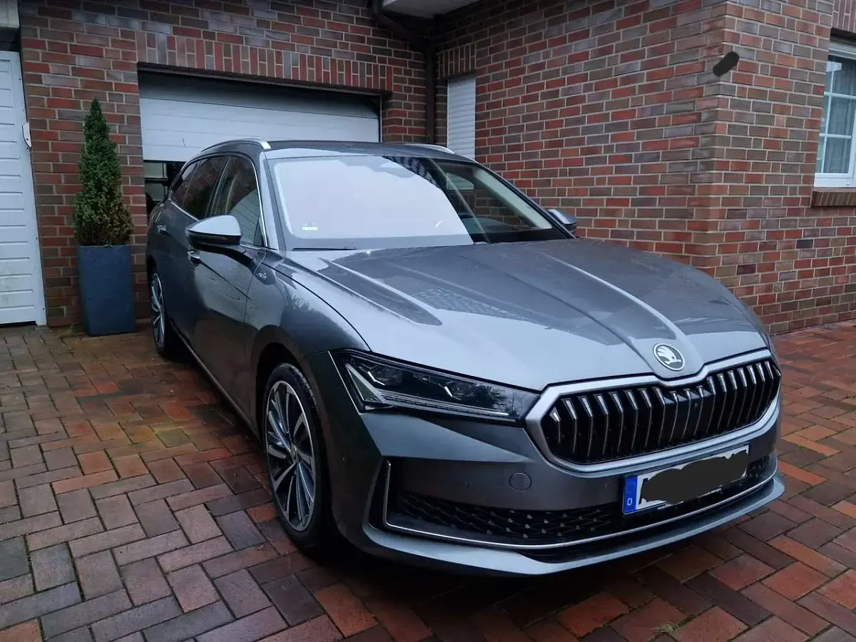 Gebraucht Skoda Superb 150 PS (110 kW) 2025 Grau Kombi