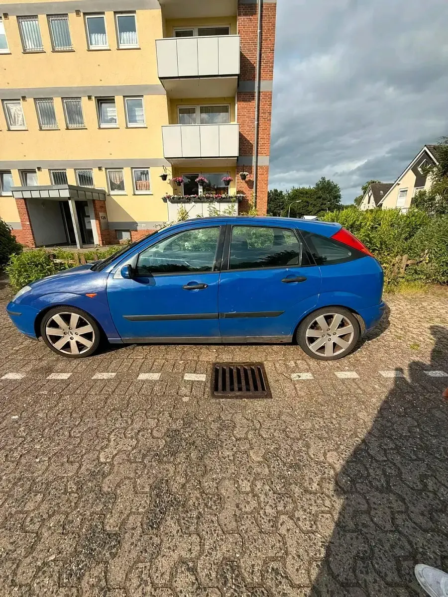 Gebraucht Ford Focus 100 PS (73 kW) 2002 Blau Limousine
