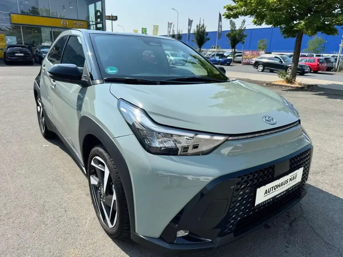 Gebraucht Toyota Aygo X 116 PS (85 kW) 2026 Urban khaki / night sky black SUV