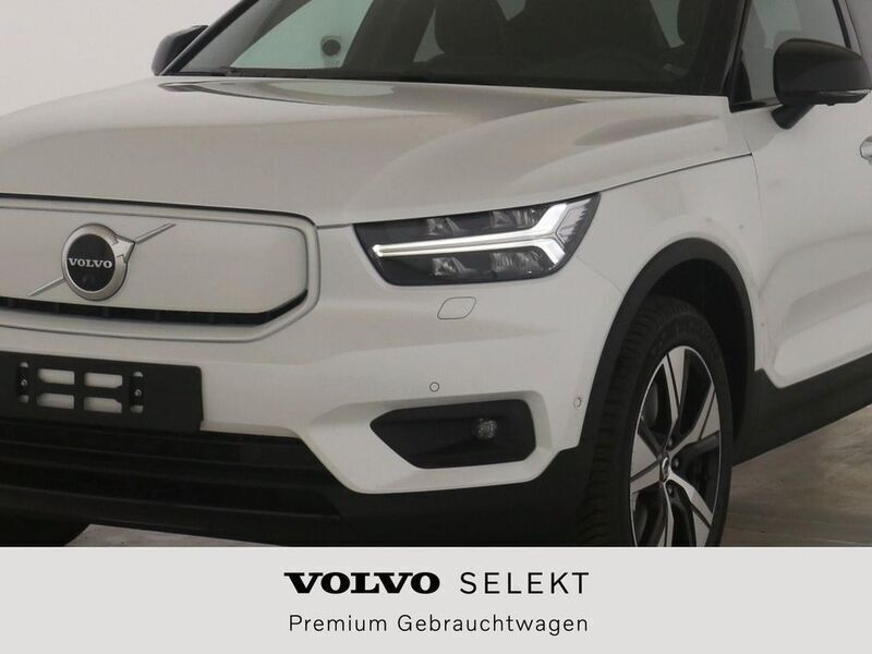 Crystal white pearl / metalli Gebraucht 2022 Volvo XC40 Pro SUV | 36.890 € (Etwas zu teuer) - Bild 1/3