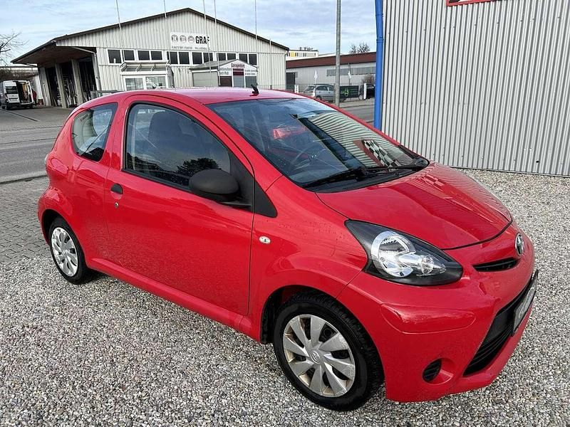 Gebraucht Toyota Aygo Basis 68 PS (50 kW) 2013 Rot Kleinwagen