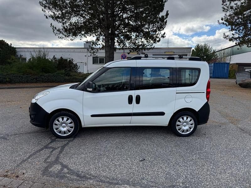Weiß Gebraucht 2017 Opel Combo Selection Van / Kleinbus | 6.190 € (Guter Preis) - Bild 1/4