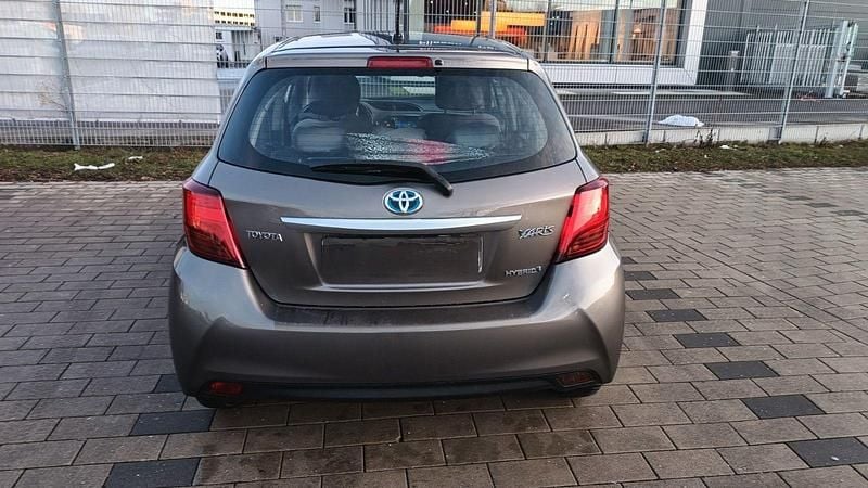 Braun Gebraucht 2017 Toyota Yaris Hybrid Edition-S Kleinwagen | 13.300 € (Fairer Preis) - Bild 1/4