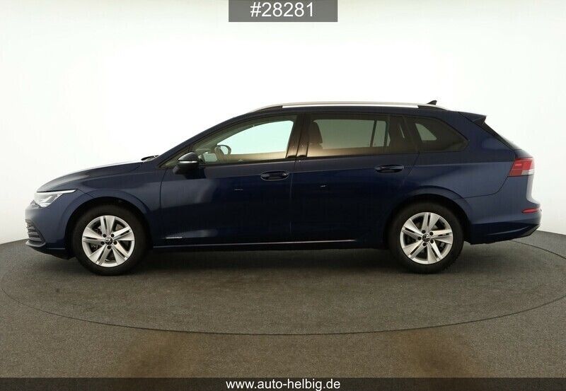 Gebraucht VW Golf VIII Life 150 PS (110 kW) 2023 Atlantik blue metallic Kombi