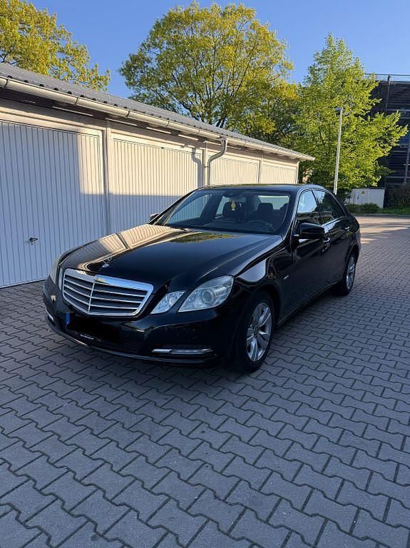 Gebraucht Mercedes E220 170 PS (125 kW) 2011 Schwarz Limousine