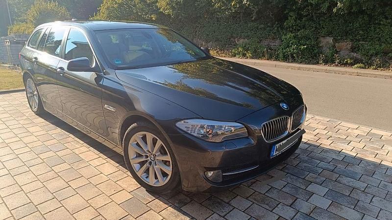 Grau Gebraucht 2011 BMW 525 Kombi | 7.540 € (Guter Preis) - Bild 1/4