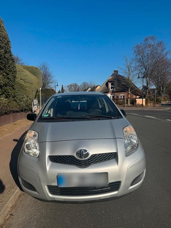 Gebraucht Toyota Yaris 69 PS (50 kW) 2009 Grau Kleinwagen