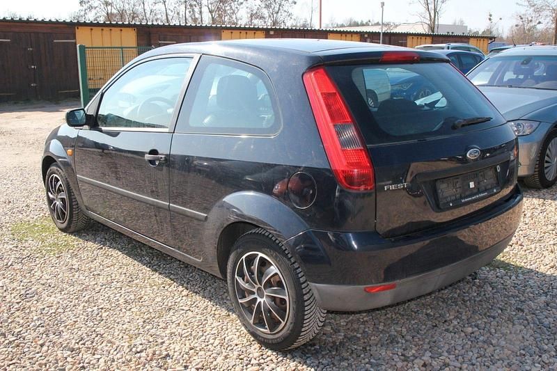 Gebraucht Ford Fiesta Ambiente 60 PS (44 kW) 2004 Blau Kleinwagen