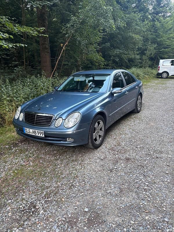 Blau Gebraucht 2002 Mercedes E220 Limousine | 4.200 € (Etwas zu teuer) - Bild 1/4