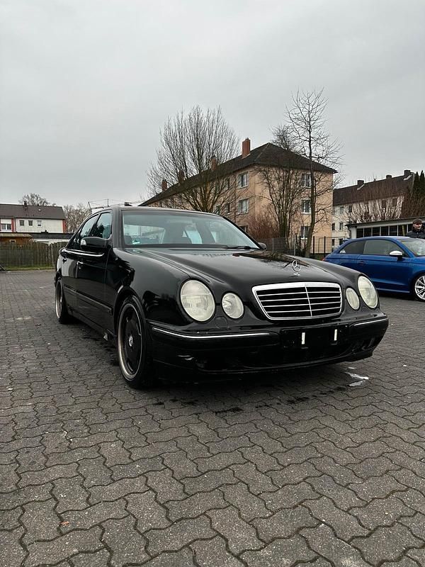 Używany Mercedes E280 210 KM (154 kW) 2001 Czarny Sedan/Limuzyna